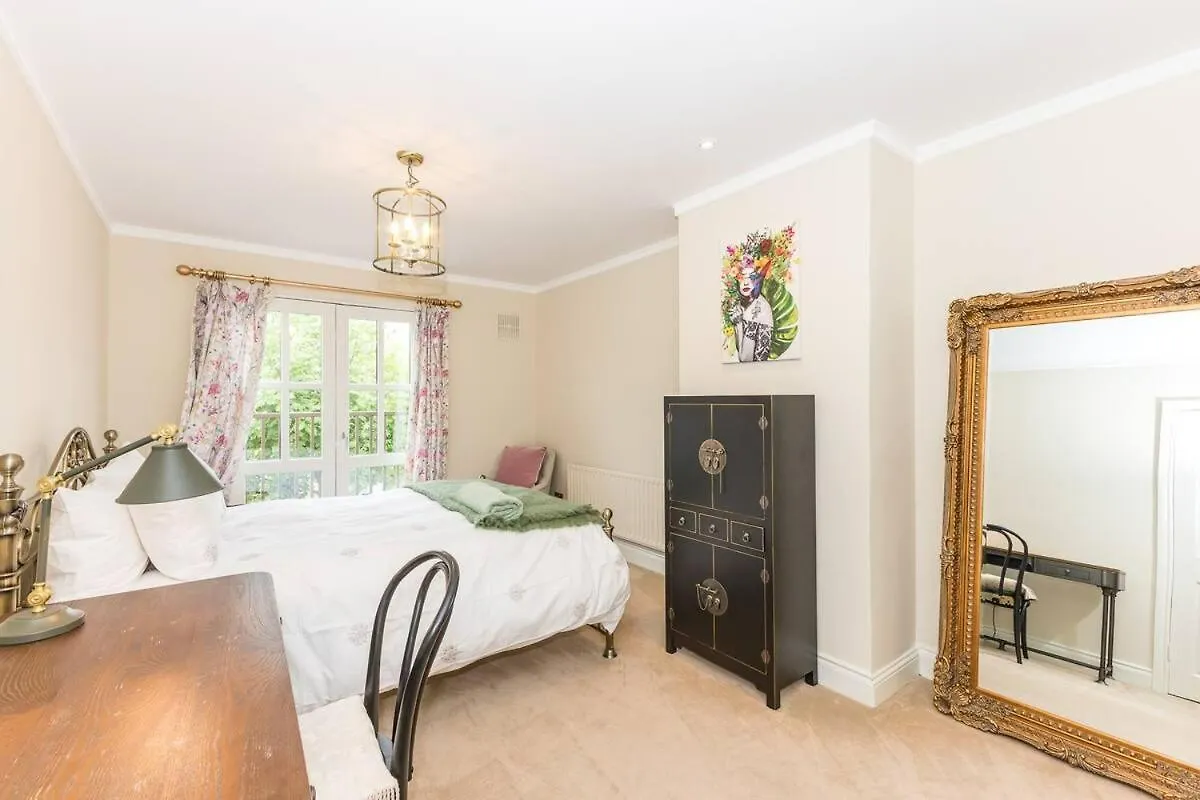Townhouse In Dublin 4 - Check Connttact From Photos For Details ! Close To All !