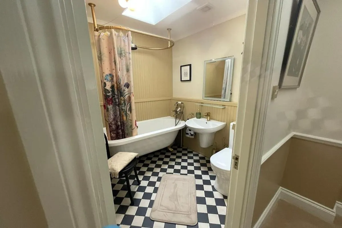 Townhouse In Dublin 4 - Check Connttact From Photos For Details ! Close To All ! בית נופש