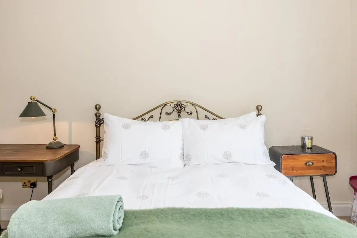 Townhouse In Dublin 4 - Check Connttact From Photos For Details ! Close To All !